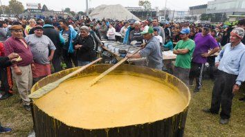 El locro gigante fue preparado en Presidente Perón y Circunvalación. El locro gigante fue preparado en Presidente Perón y Circunvalación.