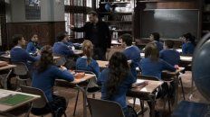 Con la palabra competitividad en el pizarrón, el profesor desata el debate en la primera clase de su curso. Con la palabra competitividad en el pizarrón, el profesor desata el debate en la primera clase de su curso.