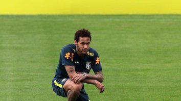 Neymar. Volvió a entrenar y sus compañeros y técnico lo defendieron, al igual que su padre. Neymar. Volvió a entrenar y sus compañeros y técnico lo defendieron, al igual que su padre.