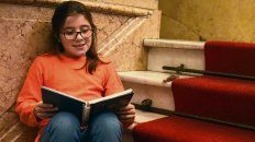 La pequeña Dolores escribe los manuscritos de su novela en un cuadernito. La pequeña Dolores escribe los manuscritos de su novela en un cuadernito.