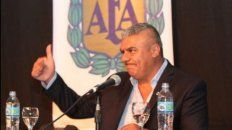Chiqui Tapia pide consenso para apoyar reducir los descensos. Chiqui Tapia pide consenso para apoyar reducir los descensos.