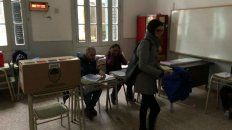 En las escuelas comenzaron a votar a medida que la luz natural lo permitió. En las escuelas comenzaron a votar a medida que la luz natural lo permitió.