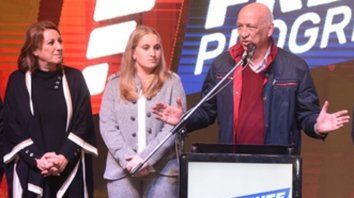 Búnker socialista. Bonfatti reconoció la derrota ante la mirada perdida de sus compañeros de partido. Búnker socialista. Bonfatti reconoció la derrota ante la mirada perdida de sus compañeros de partido.