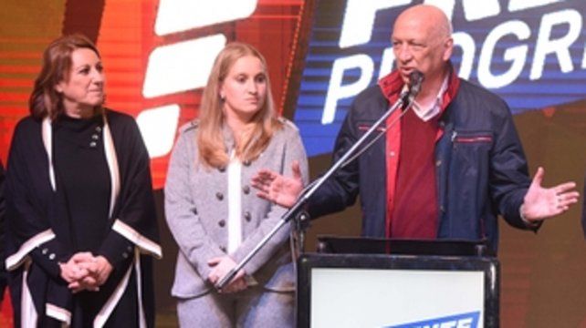 Búnker socialista. Bonfatti reconoció la derrota ante la mirada perdida de sus compañeros de partido.
