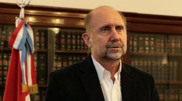 Perotti, décimo gobernador santafesino desde la recuperación de la democracia en la Argentina. Perotti, décimo gobernador santafesino desde la recuperación de la democracia en la Argentina.