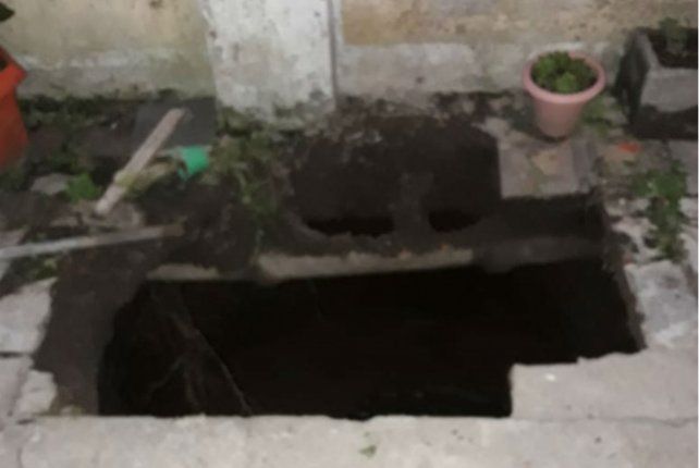 Un hombre y una mujer cayeron en un pozo ciego y fueron rescatados por la policía. 