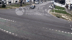 Un motociclista derrapó y terminó debajo de un taxi Un motociclista derrapó y terminó debajo de un taxi