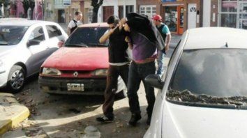 Tras las rejas. En agosto de 2013 Hugo Gali Díaz fue apresado en Villa Constitución pero recuperó la libertad con una fianza de 55 mil pesos. Tras las rejas. En agosto de 2013 Hugo Gali Díaz fue apresado en Villa Constitución pero recuperó la libertad con una fianza de 55 mil pesos.
