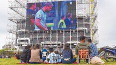 Una tarde distinta. Familias completas, mates, galletitas y camisetas de Leo Messi fueron el denominador común entre los vecinos de la zona sur que se acercaron a Ayacucho al 4800 y vieron el partido en pantalla gigante. Una tarde distinta. Familias completas, mates, galletitas y camisetas de Leo Messi fueron el denominador común entre los vecinos de la zona sur que se acercaron a Ayacucho al 4800 y vieron el partido en pantalla gigante.