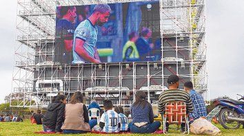 Una tarde distinta. Familias completas, mates, galletitas y camisetas de Leo Messi fueron el denominador común entre los vecinos de la zona sur que se acercaron a Ayacucho al 4800 y vieron el partido en pantalla gigante. Una tarde distinta. Familias completas, mates, galletitas y camisetas de Leo Messi fueron el denominador común entre los vecinos de la zona sur que se acercaron a Ayacucho al 4800 y vieron el partido en pantalla gigante.