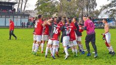 Celebración. El plantel de 7ª goleó de local a Estudiantes por 4 a 0 en la última fecha y se aseguró jugar la final. Celebración. El plantel de 7ª goleó de local a Estudiantes por 4 a 0 en la última fecha y se aseguró jugar la final.