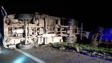 Un camión volcó en la autopista a Santa Fe y el chofer resultó herido Un camión volcó en la autopista a Santa Fe y el chofer resultó herido