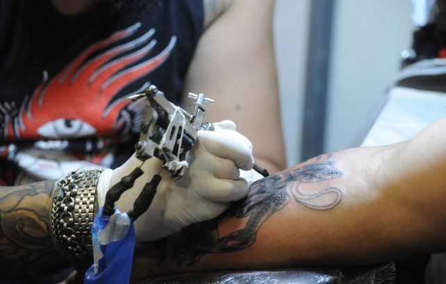 Alerta por casos de infección en la piel luego de realizarse tatuajes en Rosario