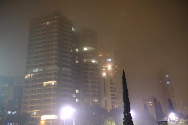 La neblina complica el tránsito, reprograma vuelos y disminuye la visibilidad