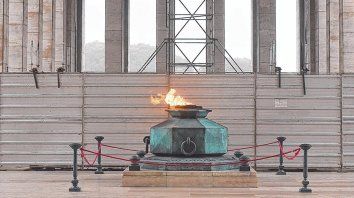 En obra. Las tareas de restauración del Monumento a la Bandera continúan sumando obstáculos e inconvenientes. En obra. Las tareas de restauración del Monumento a la Bandera continúan sumando obstáculos e inconvenientes.