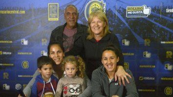 En casa y en familia. Vanina con sus hijos, Luna y Romeo, y sus padres Adriana y Hugo, junto a Virginia. En casa y en familia. Vanina con sus hijos, Luna y Romeo, y sus padres Adriana y Hugo, junto a Virginia.
