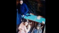 Un hombre le robó a una joven en el bar La Sede y quedó filmado Un hombre le robó a una joven en el bar La Sede y quedó filmado