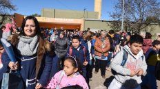 protesta. A 12 meses del corte del servicio, la comunidad educativa de la escuela Nº 1.263 organizó un abrazo solidario al edificio para exigir una solución. protesta. A 12 meses del corte del servicio, la comunidad educativa de la escuela Nº 1.263 organizó un abrazo solidario al edificio para exigir una solución.