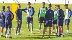 A la orden. Los futbolistas escuchan atentamente las directivas de Cocca. El DT no tendrá sus dos amistosos afuera como quería. A la orden. Los futbolistas escuchan atentamente las directivas de Cocca. El DT no tendrá sus dos amistosos afuera como quería.