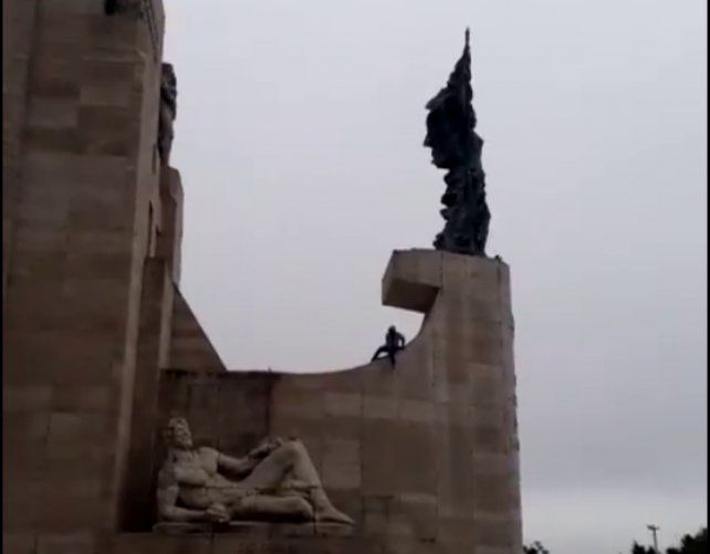 Un hombre subió a la proa del Monumento para reclamar que le den un trabajo. 