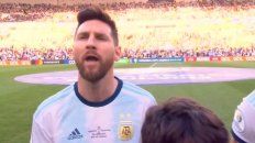 El crack rosarino Lionel Messi sorprendió al entonar el Himno Nacional Argentino. El crack rosarino Lionel Messi sorprendió al entonar el Himno Nacional Argentino.