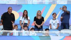 La familia Messi volvió a ser blanco de todas las miradas, gracias a las ocurrencias de Mateo. La familia Messi volvió a ser blanco de todas las miradas, gracias a las ocurrencias de Mateo.