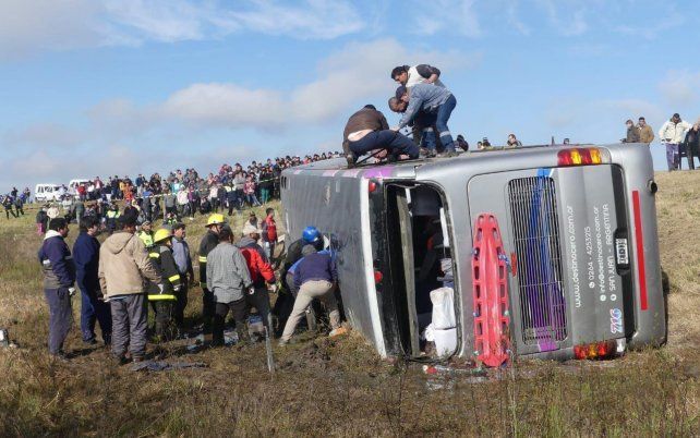 Ya son 15 los muertos y 20 heridos por el vuelco de un micro en Tucumán