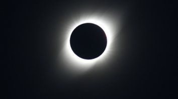 Una postal. La luna ocultó totalmente al sol y anocheció en pleno día. Una postal. La luna ocultó totalmente al sol y anocheció en pleno día.