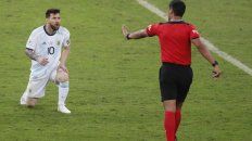 Tranquilo. Zambrano parece querer frenar la calentura de Messi. Leo estuvo enojado durante y, sobre todo, después del partido. Tranquilo. Zambrano parece querer frenar la calentura de Messi. Leo estuvo enojado durante y, sobre todo, después del partido.
