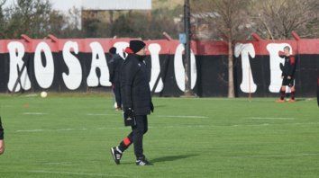 Analiza y aguarda con paciencia. Frank Kudelka, carpeta en mano, durante uno de los entrenamientos que realizó el plantel en el predio de Bella Vista. Analiza y aguarda con paciencia. Frank Kudelka, carpeta en mano, durante uno de los entrenamientos que realizó el plantel en el predio de Bella Vista.