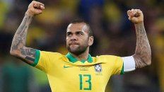 El capitán del seleccionado de Brasil, Dani Alves, respondió a las denuncias de Lionel Messi. El capitán del seleccionado de Brasil, Dani Alves, respondió a las denuncias de Lionel Messi.