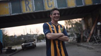 Puente de Arroyito. Jairo en el barrio donde se crió y donde asegura que está su lugar en el mundo. Puente de Arroyito. Jairo en el barrio donde se crió y donde asegura que está su lugar en el mundo.