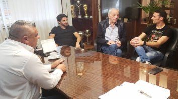 Buena sintonía. Tapia y Menotti, reunidos con Scaloni y uno de sus ayudantes, Pablo Aimar. Buena sintonía. Tapia y Menotti, reunidos con Scaloni y uno de sus ayudantes, Pablo Aimar.