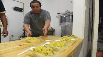 Lucas trabaja como cocinero en un restaurante, y también elabora las viandas para repartir en la vía pública. Lucas trabaja como cocinero en un restaurante, y también elabora las viandas para repartir en la vía pública.