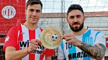 Menna y Tosello, símbolos de Firmat FC y Argentino, promocionan los 50 años del clásico local. Menna y Tosello, símbolos de Firmat FC y Argentino, promocionan los 50 años del clásico local.