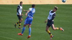 Ante Unión. Miguel Barbieri se eleva y despeja de cabeza ante el envío largo del equipo de Leo Madelón. Los canallas defendieron mucho mejor de lo que atacaron. Ante Unión. Miguel Barbieri se eleva y despeja de cabeza ante el envío largo del equipo de Leo Madelón. Los canallas defendieron mucho mejor de lo que atacaron.