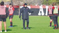 Kudelka espera. El entrenador está pendiente de la llegada del mediocampista para reforzarse en un puesto clave. Lo rodean Requena y Ribair, los número cinco que hoy tiene el plantel. Kudelka espera. El entrenador está pendiente de la llegada del mediocampista para reforzarse en un puesto clave. Lo rodean Requena y Ribair, los número cinco que hoy tiene el plantel.