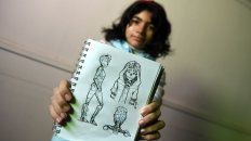 Clara muestra uno de los bocetos que guarda en su cuaderno de dibujos. Clara muestra uno de los bocetos que guarda en su cuaderno de dibujos.
