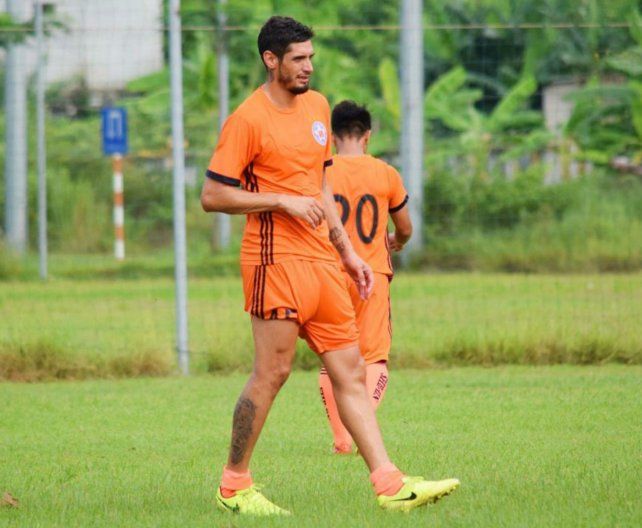 Ezequiel con la camiseta de Da Nang.