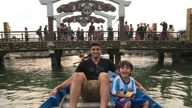 De paseo con su hijo Santino en Hoi An, uno de los pueblos m&aacute;s antiguos de vietnam.