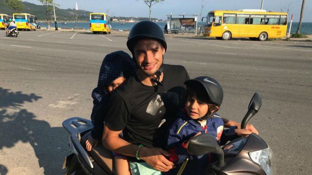 Con Helena y Santino en moto, el veh&iacute;culo por excelencia de los vietnamitas.