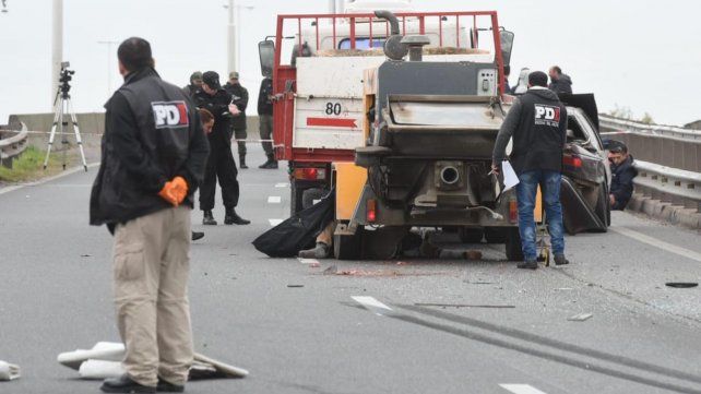 Murió un joven que fue atropellado por un camión cuando empujaba su auto descompuesto