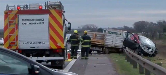 Una mujer murió al chocar de frente con su auto contra un utilitario en la autopista a Santa Fe. 