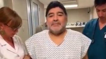 maradona volvio a caminar tras la operacion de rodilla maradona volvio a caminar tras la operacion de rodilla