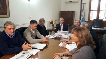 Transición. Funcionarios del gobierno de Lifschitz y referentes de la gestión entrante repasaron la situación económica financiera de Santa Fe. Transición. Funcionarios del gobierno de Lifschitz y referentes de la gestión entrante repasaron la situación económica financiera de Santa Fe.