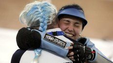 La misma alegría. La riojana descargó toda la emoción en un abrazo interminable con una compañera del equipo de tiro. La misma alegría. La riojana descargó toda la emoción en un abrazo interminable con una compañera del equipo de tiro.