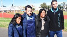 Equipo completo. Yanina, Martín Arroyo, la madre de Yanina, y Brian, en el estadio municipal cuando pidieron pasajes para tres. Equipo completo. Yanina, Martín Arroyo, la madre de Yanina, y Brian, en el estadio municipal cuando pidieron pasajes para tres.