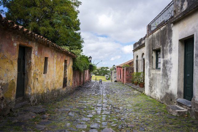 Rom&aacute;ntica y colonial. La Calle de los Suspiros, una postal de Colonia del Sacramento. 
