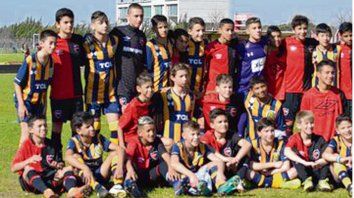Todos juntos. Antes de cada partido los pibes leprosos y canallas posaron para la foto. Todos juntos. Antes de cada partido los pibes leprosos y canallas posaron para la foto.