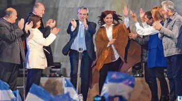 final de escena. Alberto Fernández y Cristina Kirchner fueron los únicos oradores de un acto que contó con la presencia de gobernadores y dirigentes de 19 provincias. final de escena. Alberto Fernández y Cristina Kirchner fueron los únicos oradores de un acto que contó con la presencia de gobernadores y dirigentes de 19 provincias.